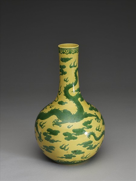 黃地綠彩龍紋瓶