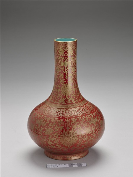 紅地描金福壽番蓮紋長頸瓶