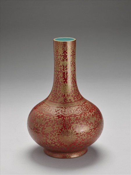 紅地描金福壽番蓮紋長頸瓶