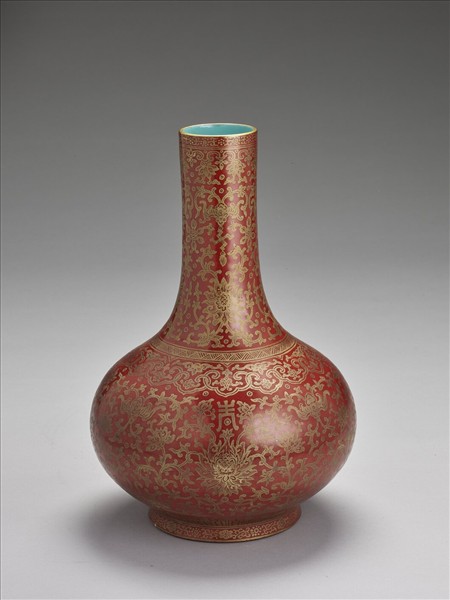 紅地描金福壽番蓮紋長頸瓶