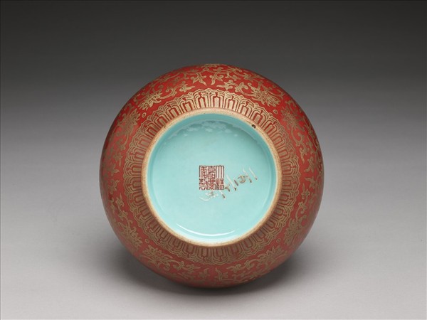 紅地描金福壽番蓮紋長頸瓶