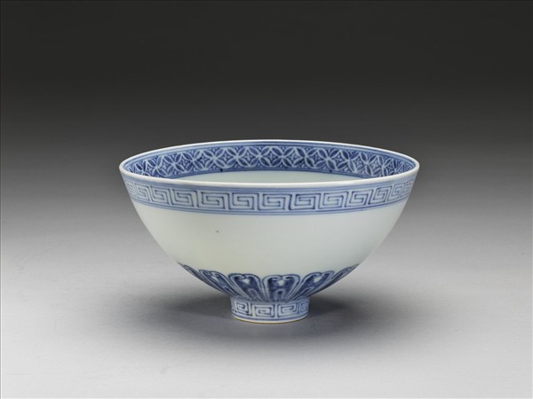 青花蓮瓣紋蓮子碗