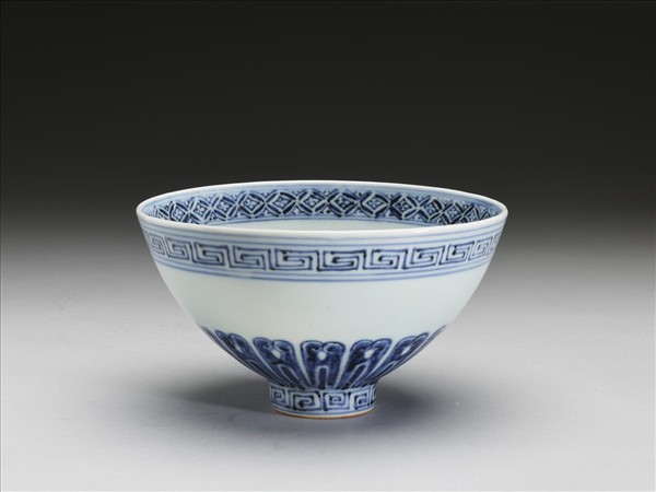 青花蓮瓣紋蓮子碗