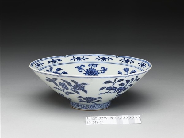 青花花果紋葵口碗
