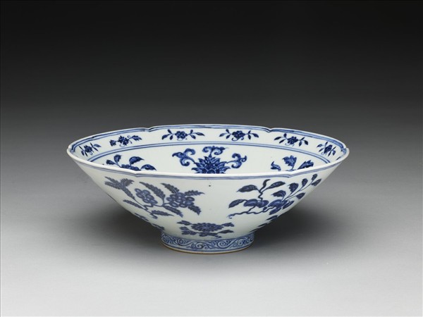青花花果紋葵口碗