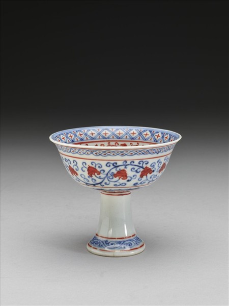 青花描紅轉枝花卉紋高足杯