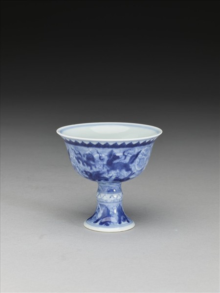 青花波濤海獸紋高足杯