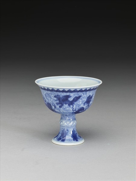 青花波濤海獸紋高足杯
