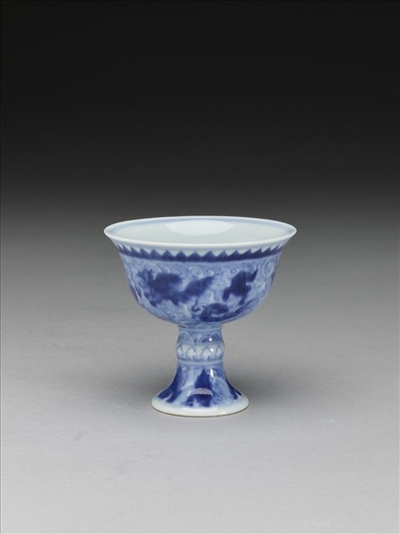 青花波濤海獸紋高足杯