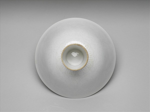 白瓷暗花番蓮紋高足碗