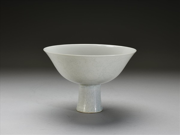 白瓷暗花番蓮紋高足碗