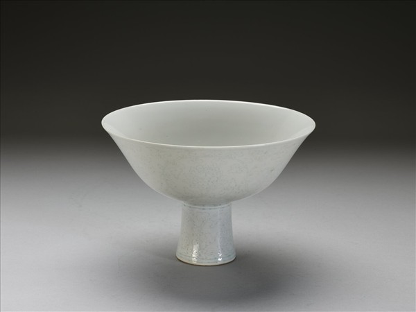 白瓷暗花番蓮紋高足碗