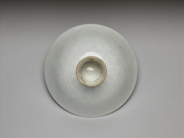 白瓷暗花番蓮紋高足碗