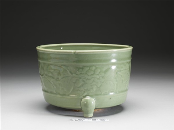 青瓷牡丹紋三足爐