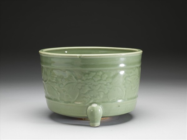 青瓷牡丹紋三足爐