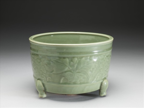 青瓷牡丹紋三足爐
