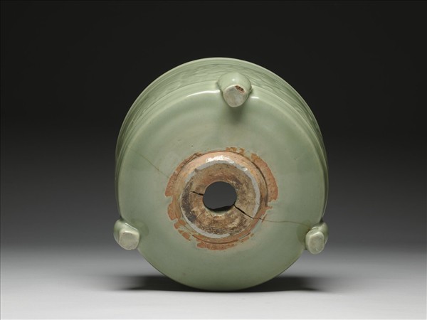 青瓷牡丹紋三足爐