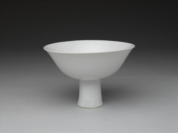 白瓷暗花番蓮紋高足碗