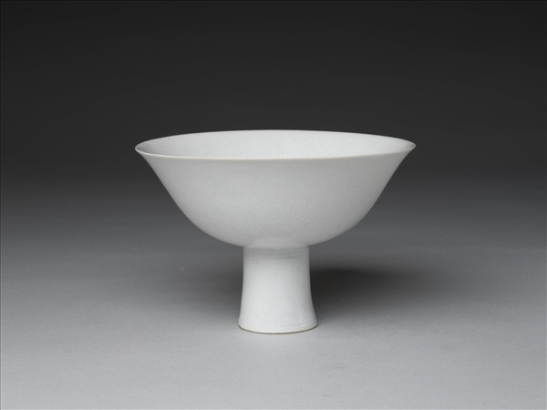 白瓷暗花番蓮紋高足碗