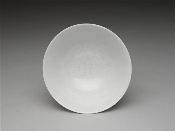 白瓷暗花番蓮紋高足碗