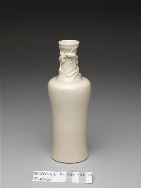 白瓷蟠螭紋瓶