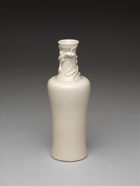 白瓷蟠螭紋瓶