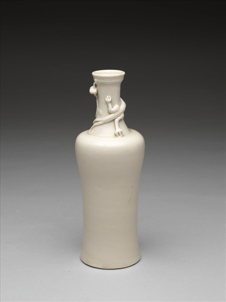 白瓷蟠螭紋瓶
