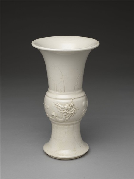 白瓷蕉葉龍紋觚