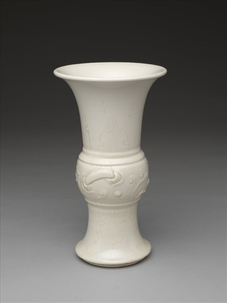 白瓷蕉葉龍紋觚