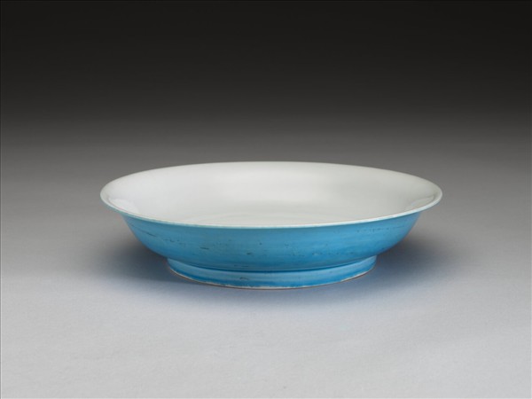 孔雀綠釉白裡暗花雙龍紋盤