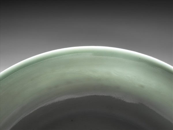 孔雀綠釉白裡暗花雙龍紋盤