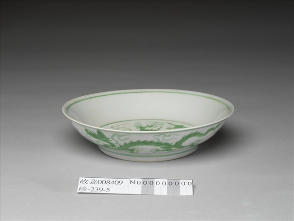 白地綠彩雲龍紋盤