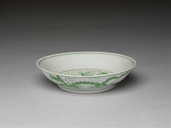 白地綠彩雲龍紋盤