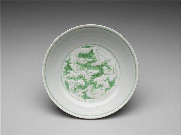 白地綠彩雲龍紋盤
