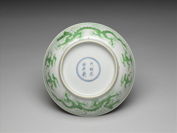 白地綠彩雲龍紋盤