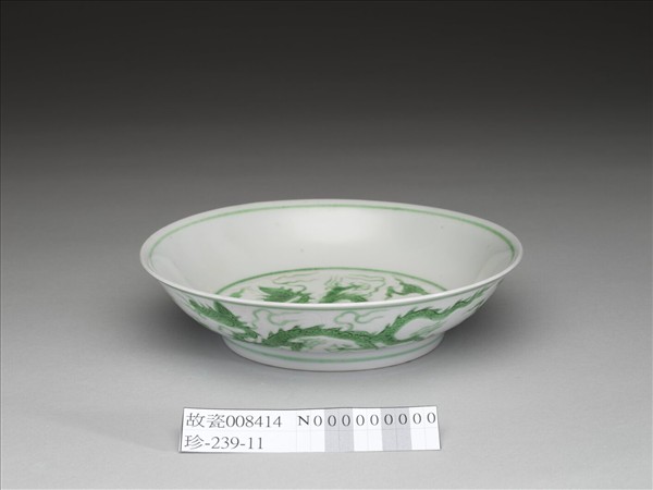 白瓷綠彩雲龍紋盤