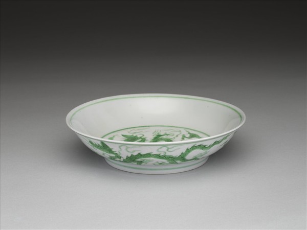 白瓷綠彩雲龍紋盤