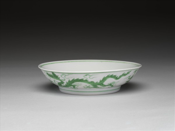 白瓷綠彩雲龍紋盤