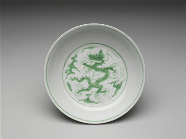 白瓷綠彩雲龍紋盤