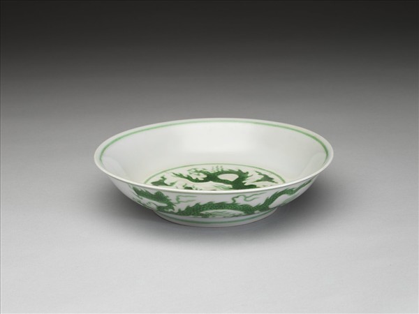 白瓷綠彩雲龍紋盤