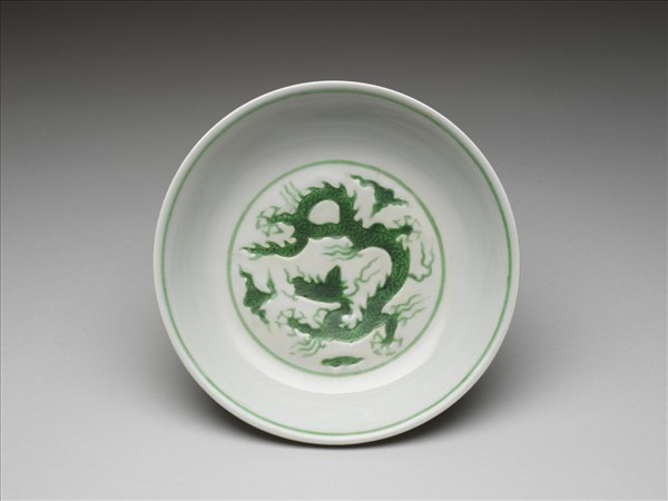 白瓷綠彩雲龍紋盤