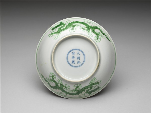 白瓷綠彩雲龍紋盤