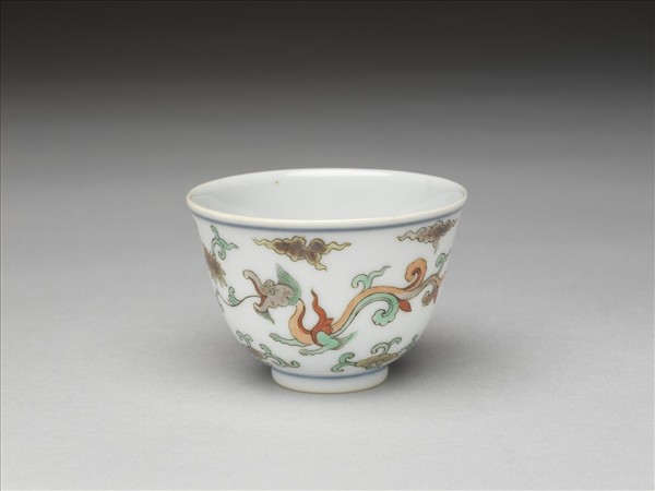五彩夔龍紋杯