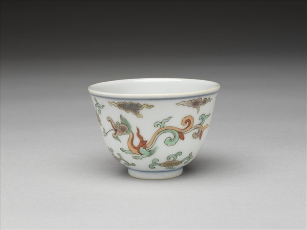 五彩夔龍紋杯