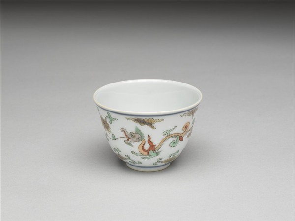 五彩夔龍紋杯