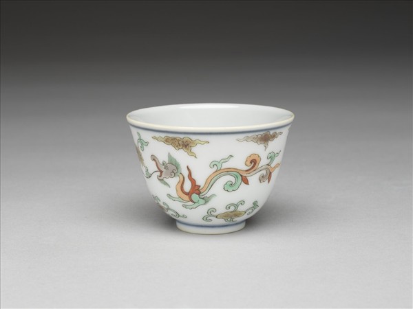 五彩夔龍紋杯