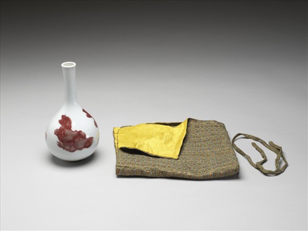 釉裡紅異獸紋膽瓶