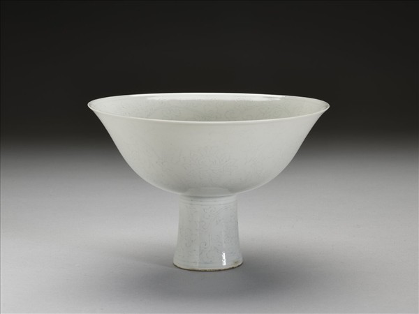 白瓷暗花番蓮紋高足碗