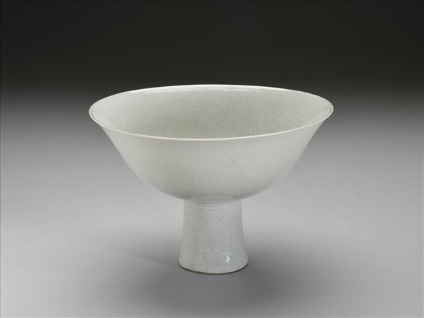 白瓷暗花番蓮紋高足碗