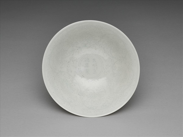 白瓷暗花番蓮紋高足碗